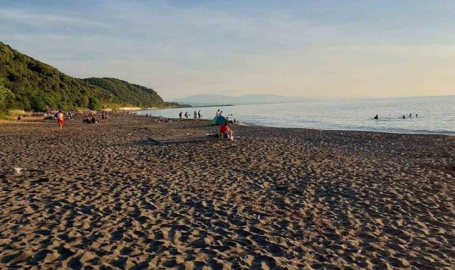 Hava sıcaklığı arttı, vatandaşlar denize koştu