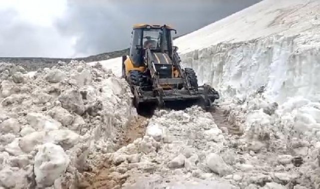Haziranda karla mücadele; 2 bin 600 rakımlı yaylanın yolu yeni açıldı