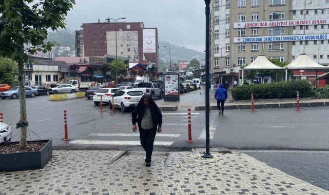 Hazırlıksız yakalandılar, yağmurdan korunmaya çalıştılar