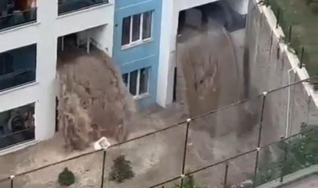 Her yağmurda şelaleye dönen bina