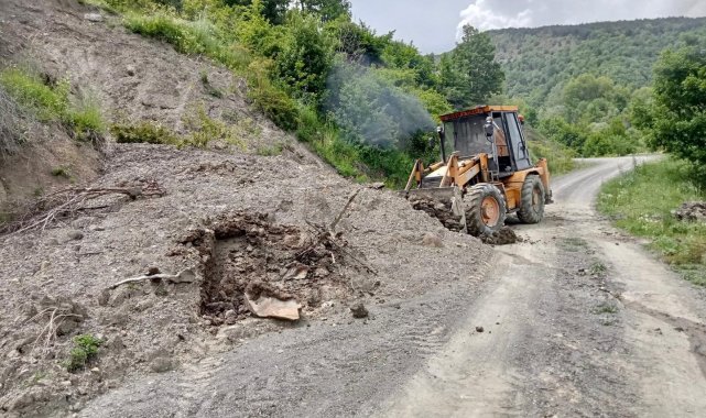 Heyelan sebebiyle zarar gören köy yolları açıldı