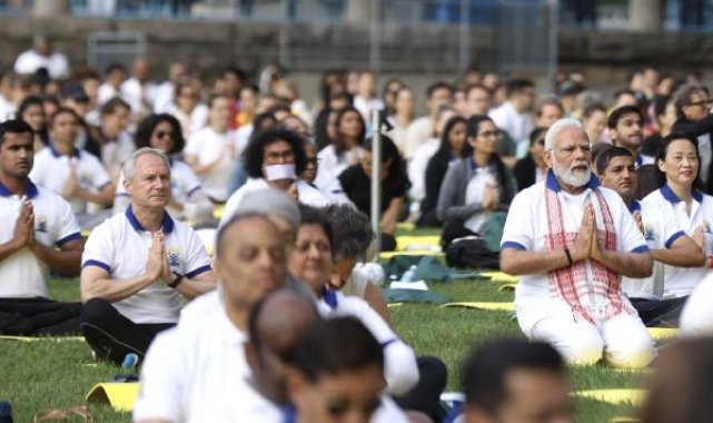 Hindistan Başbakanı Modi, New York'ta binlerce kişiyle yoga yaptı