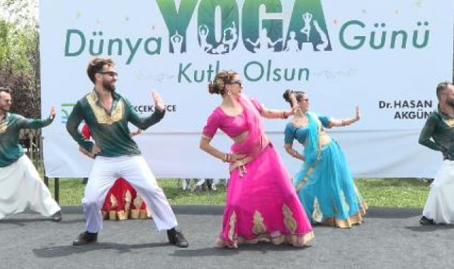 Hint dans gösterisi eşliğinde Dünya Yoga Günü kutlandı