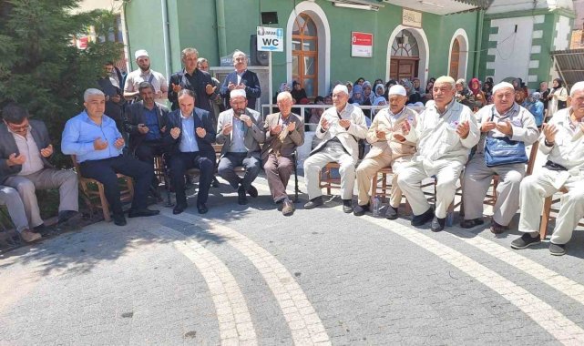Hisarcık'ta 15 kişilik hac kafilesi kutsal topraklara dualarla uğurlandı