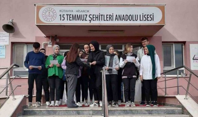 Hisarcık'ta eTwinning projesine katılan lise öğrencilerine katılım belgesi verildi