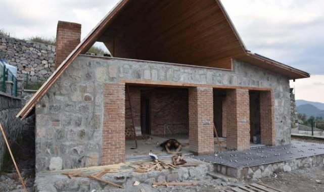 Husumetlisini öldürüp, cesedini ateşe verdi