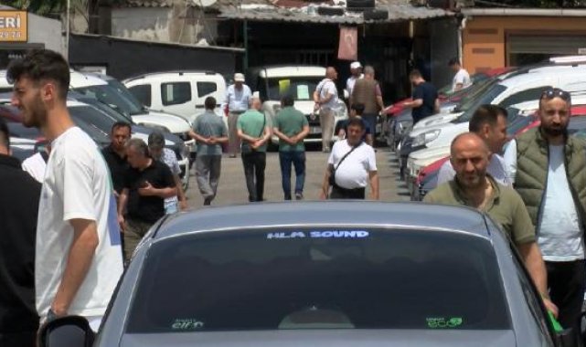 İkinci el oto pazarında bayram öncesi hareketlilik