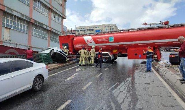 İkitelli'deki yangına müdahaleye gelen su tankeri otomobile çarptı, cadde trafiğe kapatıldı