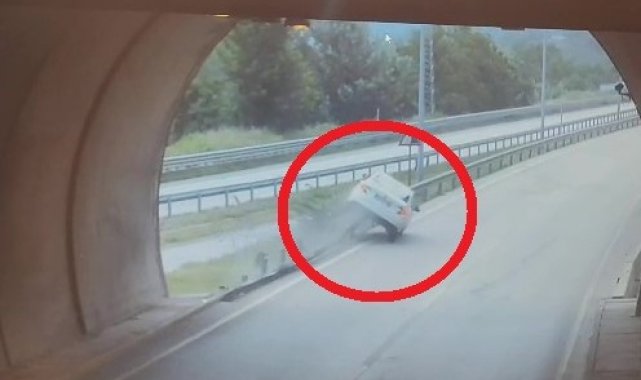 İlginç kaza kamerada: Bariyerlere çıkıp iki teker üstünde metrelerce ilerledi