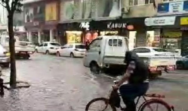 İnegöl'de sağanak etkili oldu; göle dönen yolda bisikletinden düştü