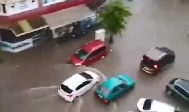 İnegöl'de sağanak; ev ve iş yerlerini su bastı, yollar göle döndü