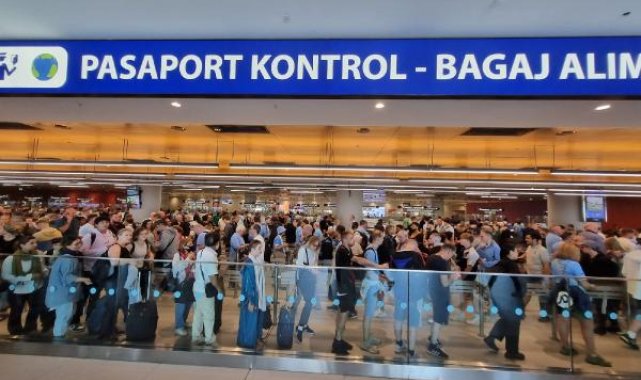 İngiliz ve İtalyan taraftarlar dev final için akın akın geliyor