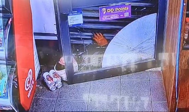 İngiltere'de soyguncu, kaçarken marketin kepenginin altına sıkıştı