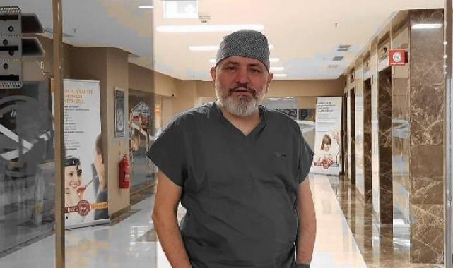 İnmeye neden olan tam tıkalı şah damarına girişimsel dokunuş