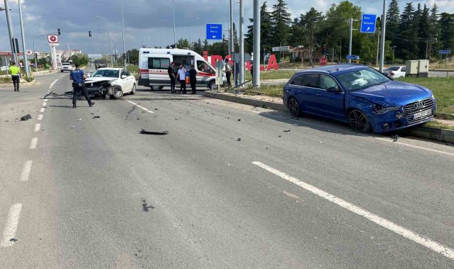 İpsala'da 2 otomobilin çarpıştığı kazada 2 kişi yaralandı