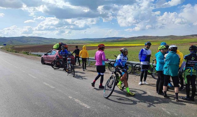 İranlı turistler Van Gölü'ne dikkat çekmek için pedal çevirdi