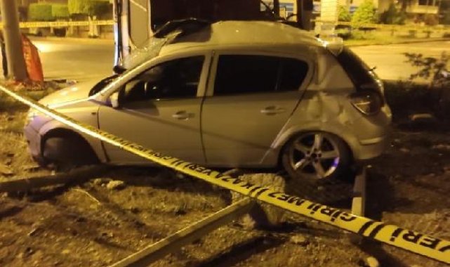 İşçi ailelerini taşıyan midibüs ile otomobil çarpıştı; 1 ölü, 24 yaralı