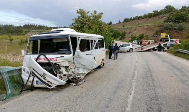 İşçi minibüsü ile otomobil çarpıştı; 13 yaralı