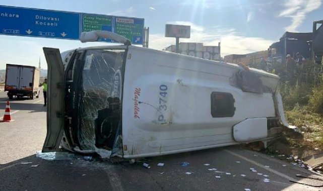 İşçi servis midibüsü TIR'a çarpıp devrildi: 13 yaralı