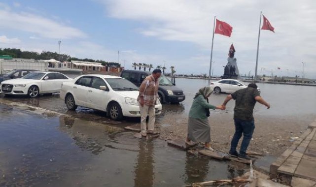 İskenderun'da lodos; kıyı şeridi yine su altında kaldı