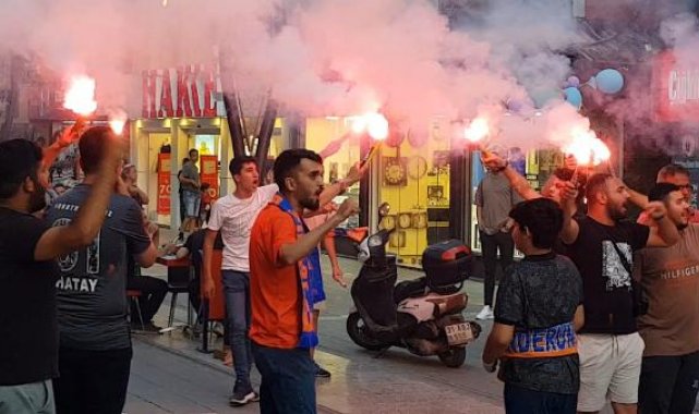 İskenderunspor taraftarından ayrılık kararı alan Kulüp Başkanı Bolat'a destek