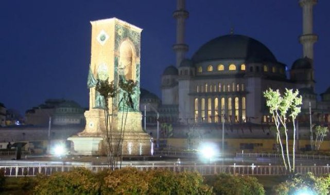 İstanbul'da beklenen yağmur gece saatlerinde başladı