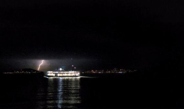 İstanbul'da gece saatlerinde şimşek ve gök gürültüsü etkili oldu
