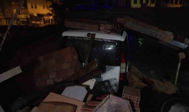 İstinat duvarı çöktü, 6 araç altında kaldı