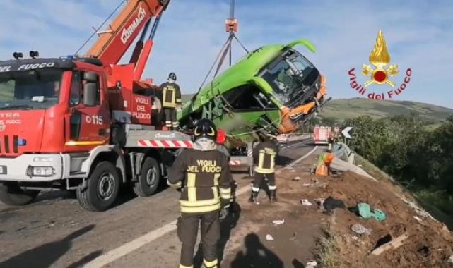 İtalya'da yolcu otobüsü şarampole yuvarlandı: 1 ölü, 14 yaralı