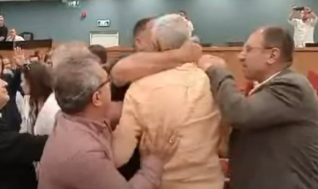 İzmir Büyükşehir Belediye Meclisinde 'bavul' gerginliği
