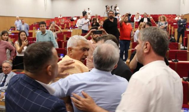 İzmir Büyükşehir Belediyesi Meclisinde arbede