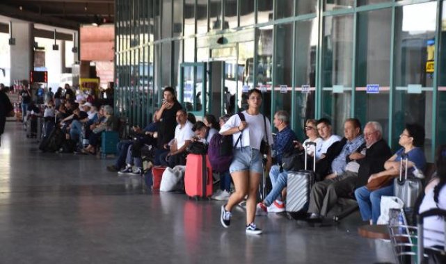 İzmir Otogarı'nda bayram yoğunluğu; sefer sayısı yüzde 25 arttı