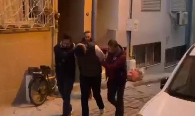 İzmir'de 2,2 milyonluk 'kapora' dolandırıcılığına 20 gözaltı; paralara çiçek şekli vermişler