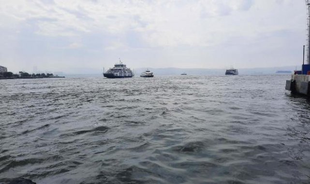 İzmir'de, arabalı vapur karaya oturdu