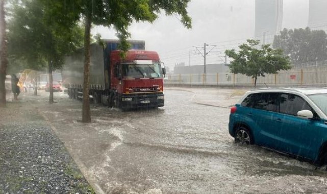 İzmir'de sağanak etkili oldu