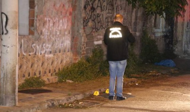 İzmir'de sokakta çıkan silahlı kavgada 2 kişi ağır yaralandı