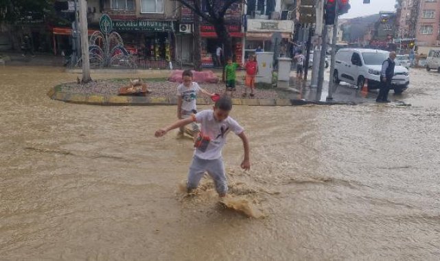 İzmit'te sağanak; dere taştı, cadde su altında kaldı