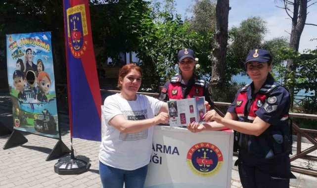 Jandarma ekipleri Milli Park'ta vatandaşları bilgilendirdi