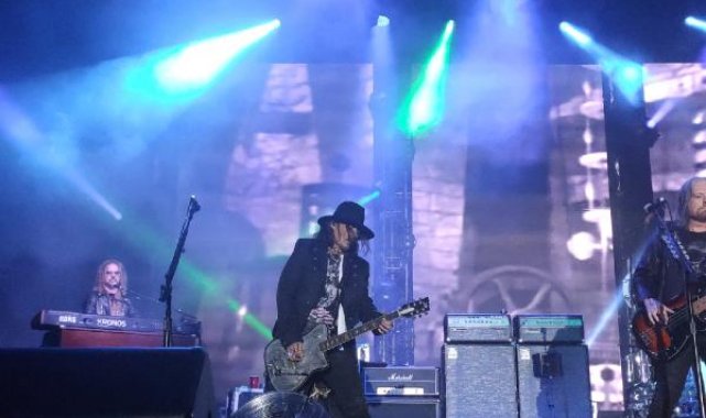 Johnny Depp İstanbul'da hayranlarıyla buluştu