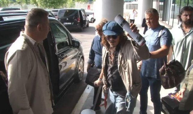 Johnny Depp koltuk değneğiyle geldi