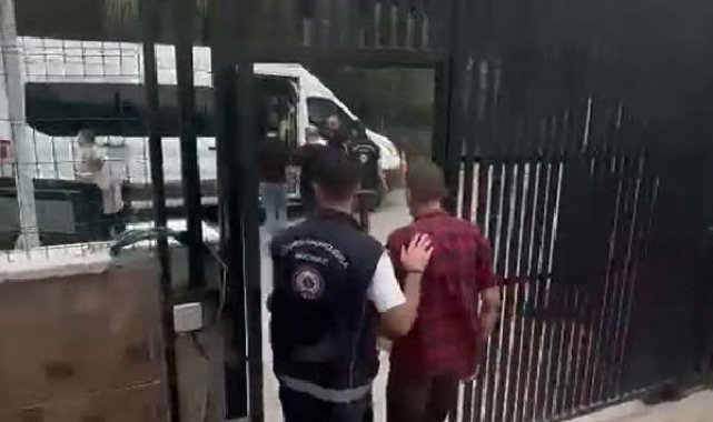 Kaçak göçmenlerin taşındığı minibüsün alev aldığı anlar kamerada; 4 organizatör tutuklandı