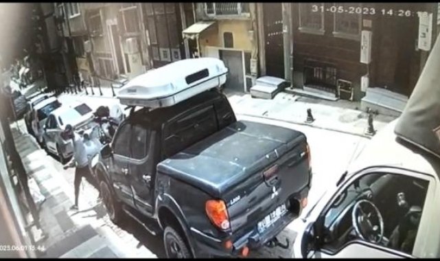 Kadıköy'de evden ziynet eşyalarını çalan şüpheliler kamerada