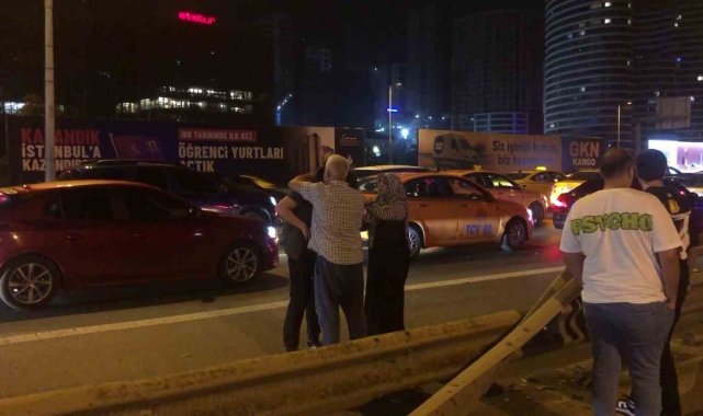 Kadıköy'de kontrolden çıkan otomobil bariyere ok gibi saplandı