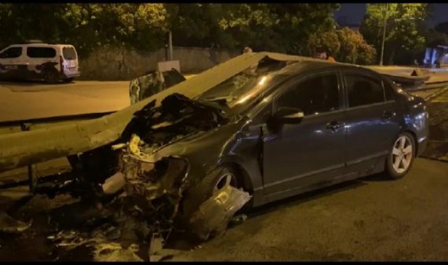 Kadıköy'de otomobil bariyerlere çarptı: 1 yaralı