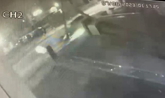 Kadıköy'de otomobiliyle önce direğe sonra ağaca çarptı