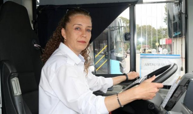 Kadın otobüs şoförüne bıçak çekilen tartışmanın görüntüleri ortaya çıktı