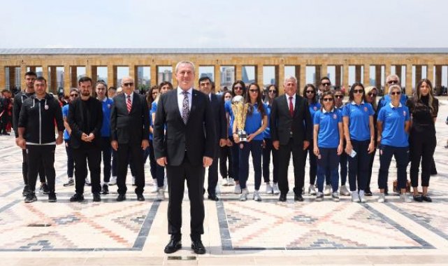 Kadınlar Futbol Süper Ligi şampiyonluk kupası, Anıtkabir'de