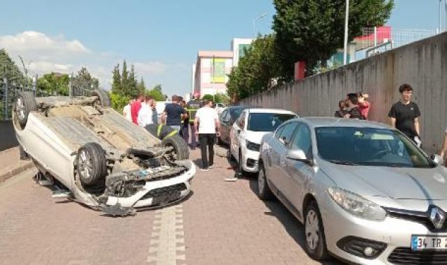 Kaldırım ve 2 araca çarpıp ters dönen otomobilin sürücüsü yaralandı