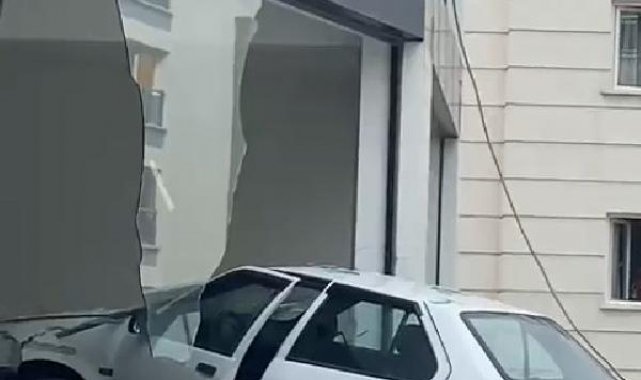Kaldırıma çarpıp havalanan otomobil, binada asılı kaldı