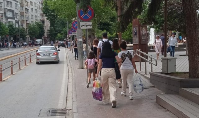 Kaldırımda art arda sıralanan işaret levhaları yürümeyi zorlaştırıyor